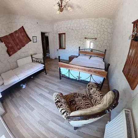 Otel Whisper Cave House